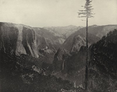 Algemeen uitzicht op Yosemite Valley, Californië (zwart-wit foto) door American Photographer (after)