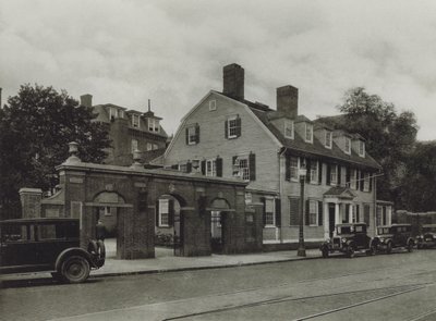 Harvard Universiteit: Class of 1857 Gate, Wadsworth House (zwart-wit foto) door American Photographer (after)