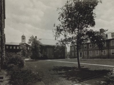 Harvard Universiteit: Harvard Hall; Holden Chapel; Mower Hall, Dormitory (zwart-wit foto) door American Photographer (after)