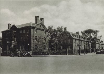 Harvard Universiteit: Phillips Brooks House; Mower Hall, Dormitory; Lionel Hall, Dormitory (zwart-wit foto) door American Photographer (after)