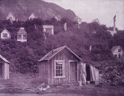 Indiaanse begrafenishuizen nabij de stad Juneau, Alaska door American Photographer (after)