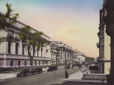 New York: Metropolitan Museum of Art, Fifth Avenue en East 80th Street door American Photographer (after)