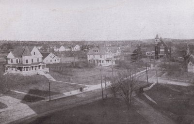 Old Orchard Beach, Maine: Uitzicht landinwaarts vanaf Old Orchard House (zwart-wit foto) door American Photographer (after)