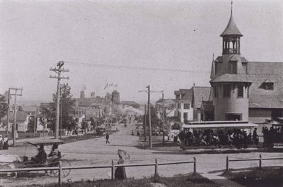 Old Orchard Beach, Maine: Old Orchard richting het strand (zwart-wit foto) door American Photographer (after)