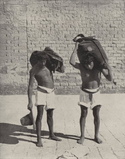 Waterdragers in Guanajuato door American Photographer (after)