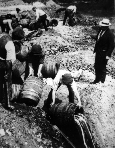 Een Amerikaanse federale agent houdt toezicht op de vernietiging van biervaten tijdens het Amerikaanse droogleggingstijdperk (1920-33) door American Photographer