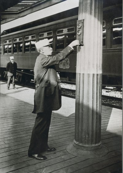 Een conducteur die het naderende vertrek van de 