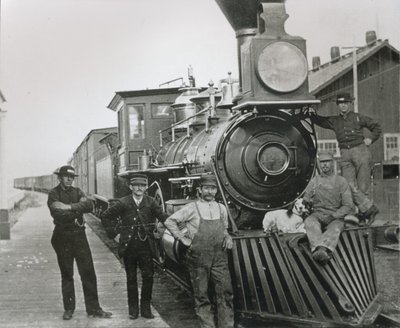 Een goederentrein van de Central Pacific spoorweg met bemanning in Mill City, Nevada door American Photographer