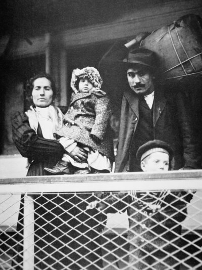 Een Italiaanse migrantenfamilie op de veerboot van Ellis Island naar New York City door American Photographer