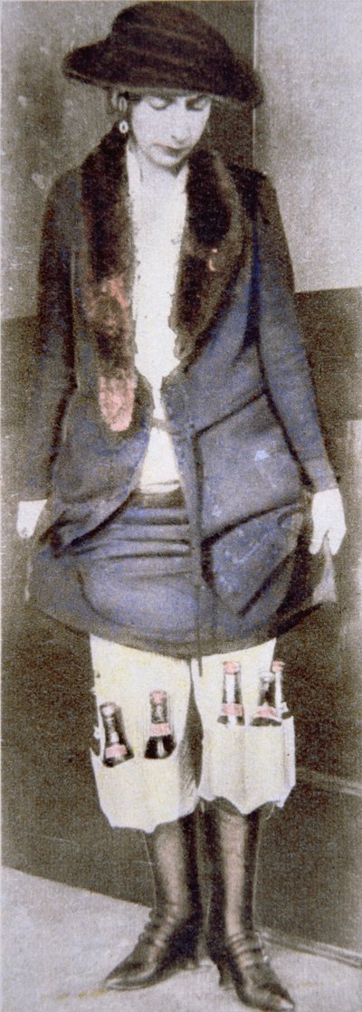 Een vrouw verstopt illegale bierflessen onder haar rok in speciale ondergoedzakken tijdens de Amerikaanse drooglegging (1920-33) door American Photographer