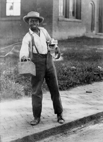 Afrikaans-Amerikaanse schoenpoetsjongen, ca. 1899 door American Photographer