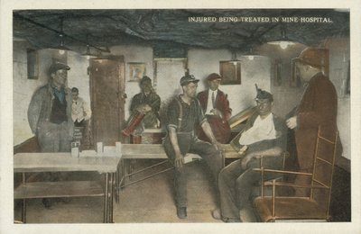 Amerikaanse kolenmijnbouw: Gewonden worden behandeld in mijnziekenhuis (kleurenfoto) door American Photographer