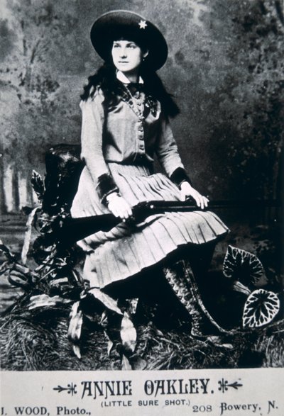 Annie Oakley (1860-1926) door American Photographer