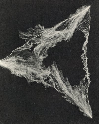 Kunstmatige bliksem geproduceerd in een laboratorium (z/w foto) door American Photographer