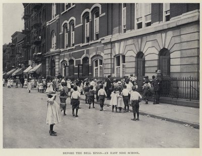 Voor de bel gaat, een East Side School door American Photographer