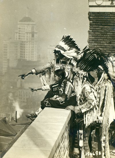 Blackfoot-indianen op het dak van het McAlpin Hotel, weigeren in hun kamers te slapen, New York City door American Photographer