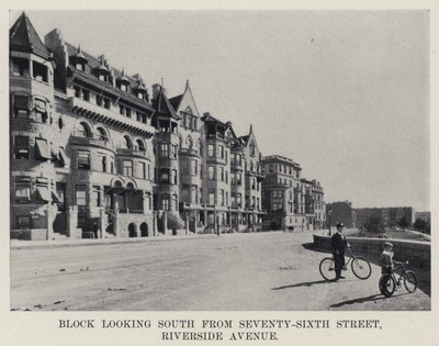 Blok uitkijkend naar het zuiden vanaf Seventy-Sixth Street, Riverside Avenue door American Photographer