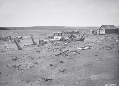 Auto en landbouwmachines begraven door stof en zand, Dallas, South Dakota door American Photographer
