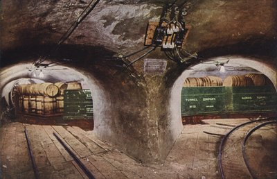 Chicago: Ondergrondse tunnel bij kruispunt van straten, met geladen goederenwagons (kleurenfoto) door American Photographer