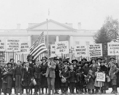 Kinderen in het Witte Huis die de president vragen om de vrijlating van politieke gevangenen, 1922 door American Photographer