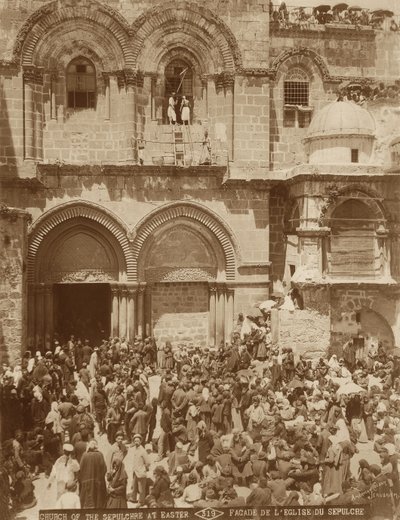Kerk van het Heilig Graf, Jeruzalem, met de binnenplaats vol pelgrims verzameld voor Pasen, 1898-1911 door American Photographer