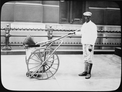 Stadsstraatreiniger, Philadelphia, c.1920 door American Photographer