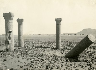 Zuilen van de Koptische kerk, gezien vanuit het westen, Sai-eiland, Egypte, foto door Breasted, Oriental Institute, Universiteit van Chicago, ca. 1920 door American Photographer