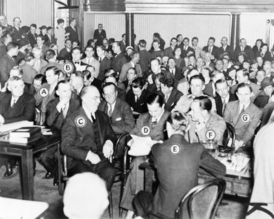 Rechtbank in New Jersey opent voor het proces tegen Bruno Richard Hauptmann (helemaal rechts) voor de ontvoering en dood van de baby van Charles Lindbergh, 1935 door American Photographer