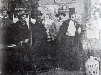 Cripple Creek Barroom, 1898 door American Photographer