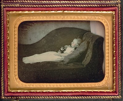 Dood Kind Op een Bank, c.1855 door American Photographer
