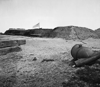 Afgedankte Zuidelijke mortier bij verlaten Fort Johnson, Charleston Harbor, South Carolina door American Photographer