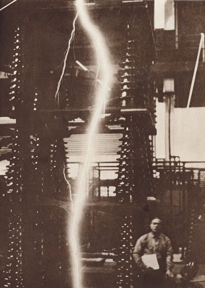 Ontlading van kunstmatige bliksem van een generator van vijf miljoen volt (zwart-wit foto) door American Photographer