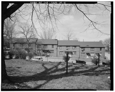 Oostzijde - Clark Howell Homes, Gebouw J-1, 432 Venable Street, Atlanta, Fulton County, GA door American Photographer