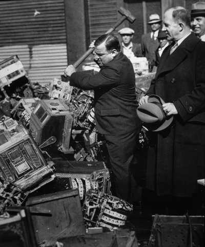 Fiorello La Guardia (1882-1947) vernietigt in beslag genomen gokautomaten door American Photographer