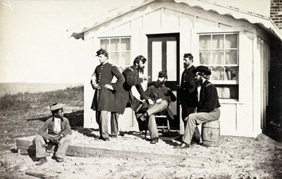 Vijf soldaten uit de Burgeroorlog verzameld op een veranda, Afro-Amerikaanse jongen zit bij hen, 1861-65 door American Photographer
