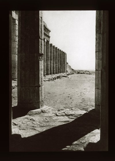 Voorhof van de Tempel van Hatsjepsoet, Deir El-Bahri door American Photographer