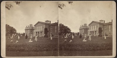 Voorkant van het Landhuis en gazon, Oneida Community, New York State, circa 1870 door American Photographer