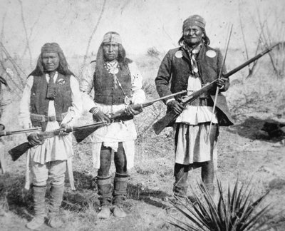Geronimo en drie van zijn Apache krijgers door American Photographer