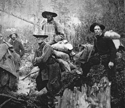 Goudzoekers op weg naar Yukon Territory, Canada, tijdens de Klondike Gold Rush (1897-98) door American Photographer