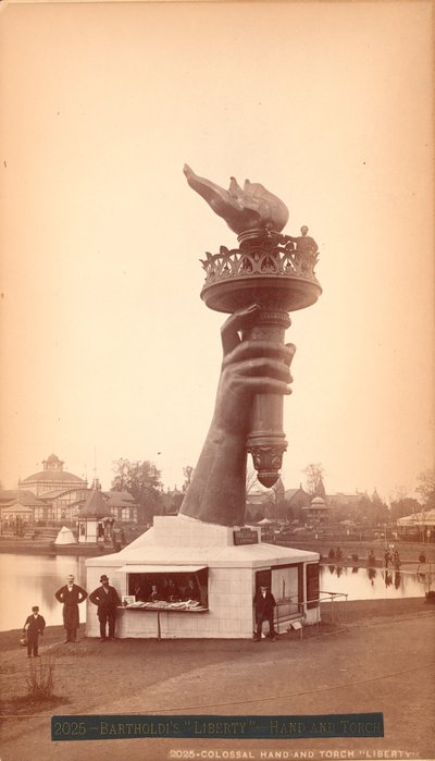 Hand en fakkel van het Vrijheidsbeeld, ca. 1876 door American Photographer