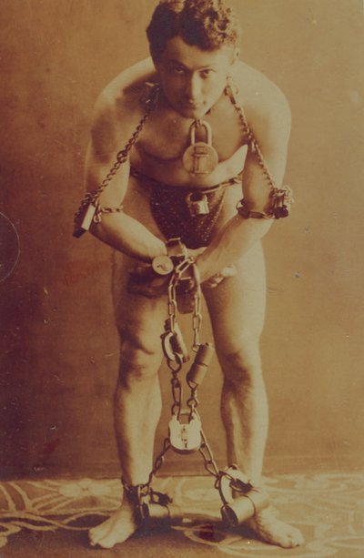 Harry Houdini in kettingen, ca. 1899 door American Photographer