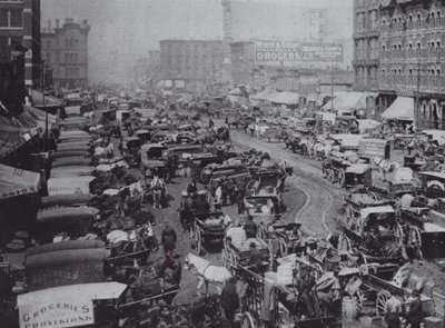Haymarket Square vol met door paarden getrokken koetsen, Chicago door American Photographer