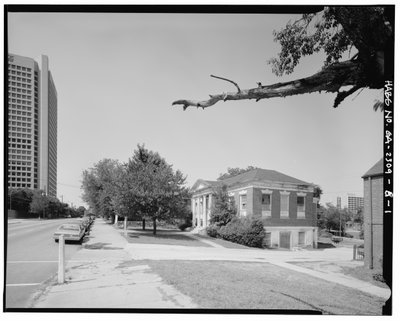 In context, van zuid naar noord, langs Luckie Street. - Clark Howell Homes, Anne Wallace Branch Carnegie Library, 538 Luckie Street, Atlanta, Fulton County, GA door American Photographer