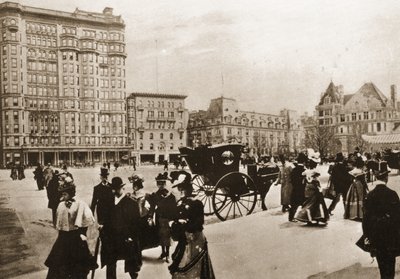 Voor het Plaza Hotel, New York City, 1896 door American Photographer