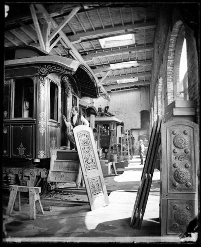 Interieur van mannen die werken in de verfwinkel van Pullman Palace Cars Factory, vermoedelijk in Detroit, Michigan door American Photographer