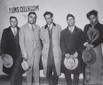 Joe Aiello (1891-1930) met zijn handlangers in politiehechtenis door American Photographer
