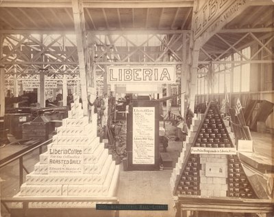 Liberia zeep- en koffiedisplay, Agricultural Hall, Philadelphia Centennial Exhibition, 1876 door American Photographer