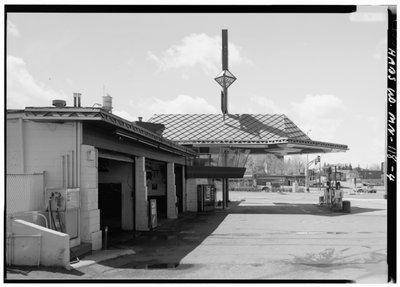Lindholm Oil Company Service Station, Cloquet, Minnesota door American Photographer