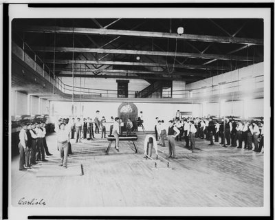 Mannelijke inheemse Amerikaanse studenten in de lichamelijke opvoedingsles, Carlisle Indian School, Pennsylvania, ca. 1901-03 (zwart-wit foto) door American Photographer