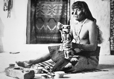 Man maakt een Kachina-pop, c.1890 door American Photographer